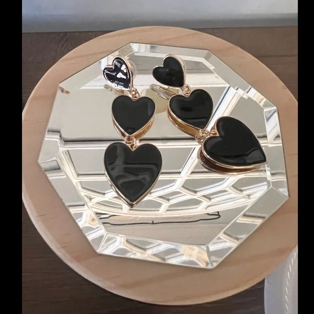 Ellen Tracy Triple Black Heart Drop Earrings NWOT